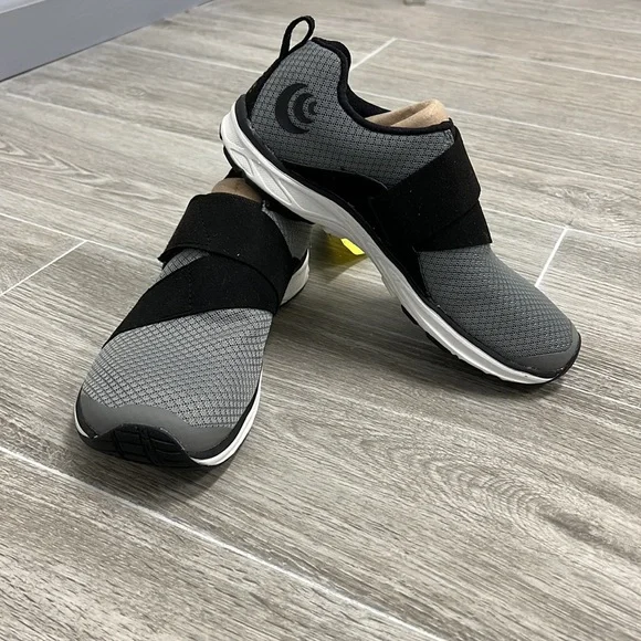 NWOT Topo Athletic Women's W-Cor Shoe, Grey/Black - Picture 2 of 8